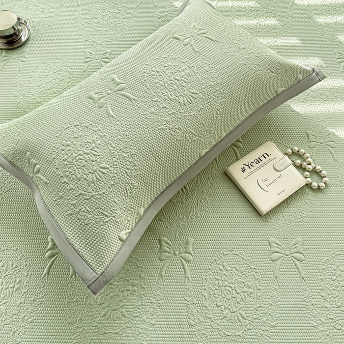 91家纺网 家纺一手货源 找家纺 富馨莱 2025新款A类480克PE凉感凉豆豆凉席三件套和单件平铺款 蝴蝶結-绿