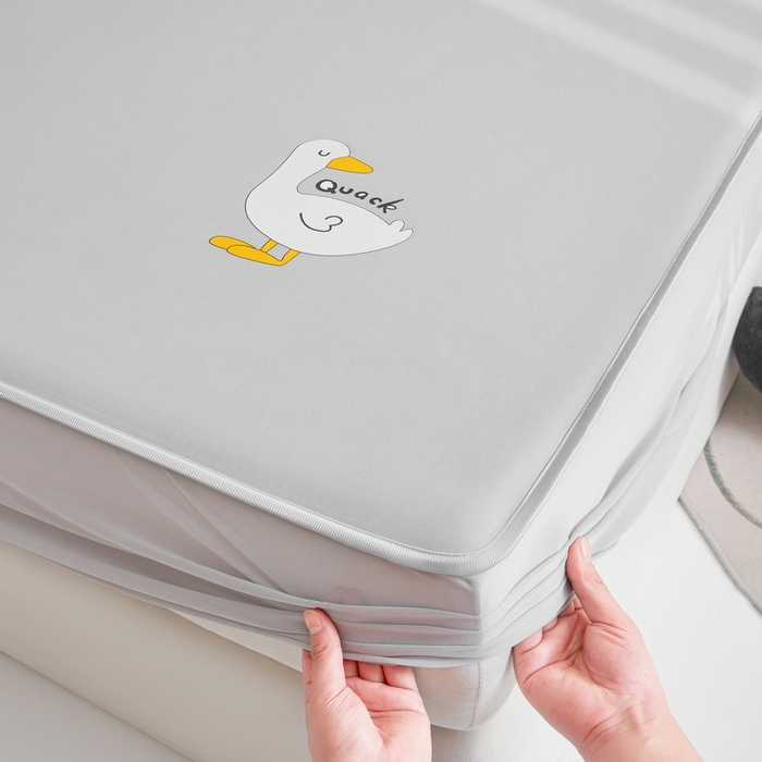 91家纺网 家纺一手货源 找家纺 2025春夏新款独家研发太空层凉感鸭冰丝烫画软凉席床笠款 凉感鸭-浅灰