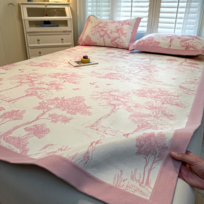 91家纺网 家纺一手货源 找家纺 席佬大 2025新款高克重卡通数码印花冰藤席床席床笠款 丛林间-粉-平铺款-平铺款