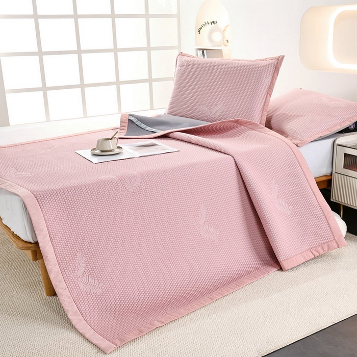 91家纺网 家纺一手货源 找家纺 新月家纺（锦威郎） 2025新款凉爽亲肤冰豆豆条席 新羽毛粉