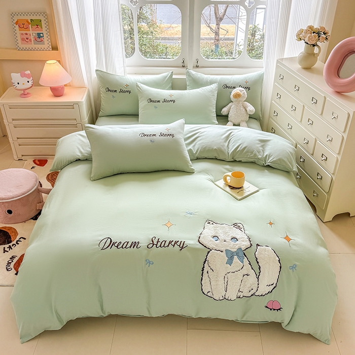 91家纺网 家纺一手货源 找家纺 凯美 2025新款超柔水洗棉卡通贴布绣四件套 幸运小猫-浅绿