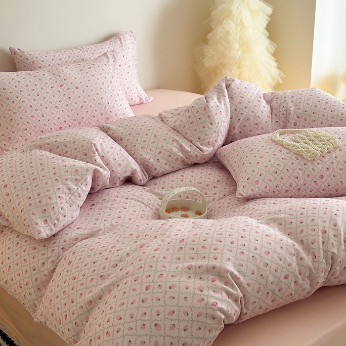 91家纺网 家纺一手货源 找家纺 塞纳 2026新款.全棉有氧双层纱四件套-场景一 奶油草莓-紫