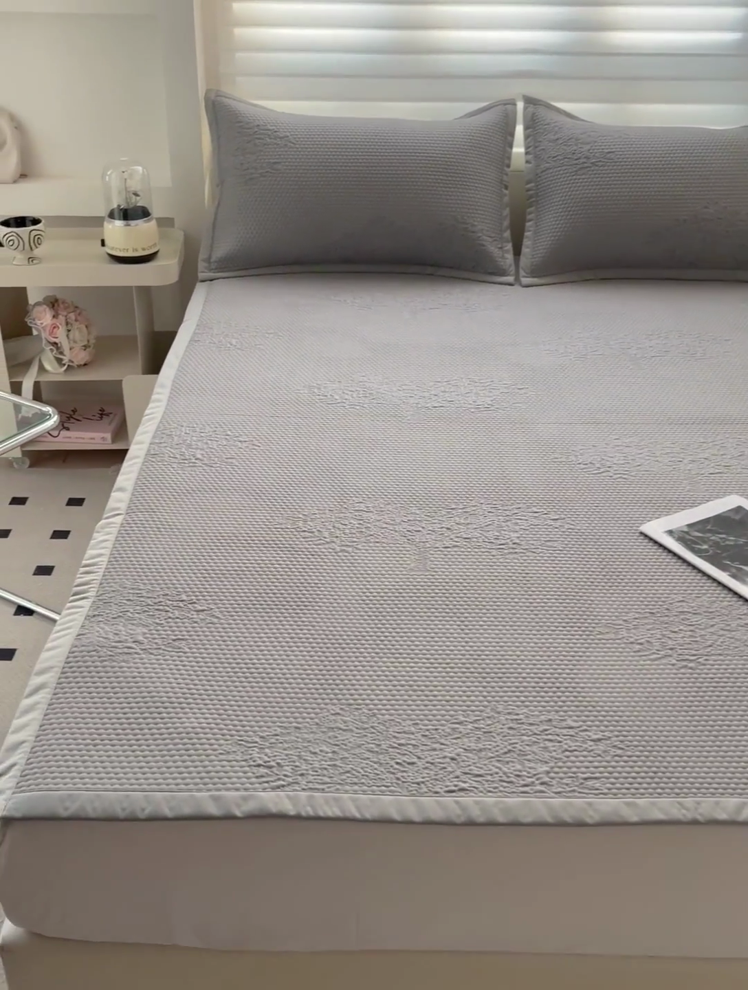 91家纺网 家纺一手货源 找家纺 富馨莱 2025新款A类480克PE凉感凉豆豆凉席三件套和单件平铺款 发财树-灰