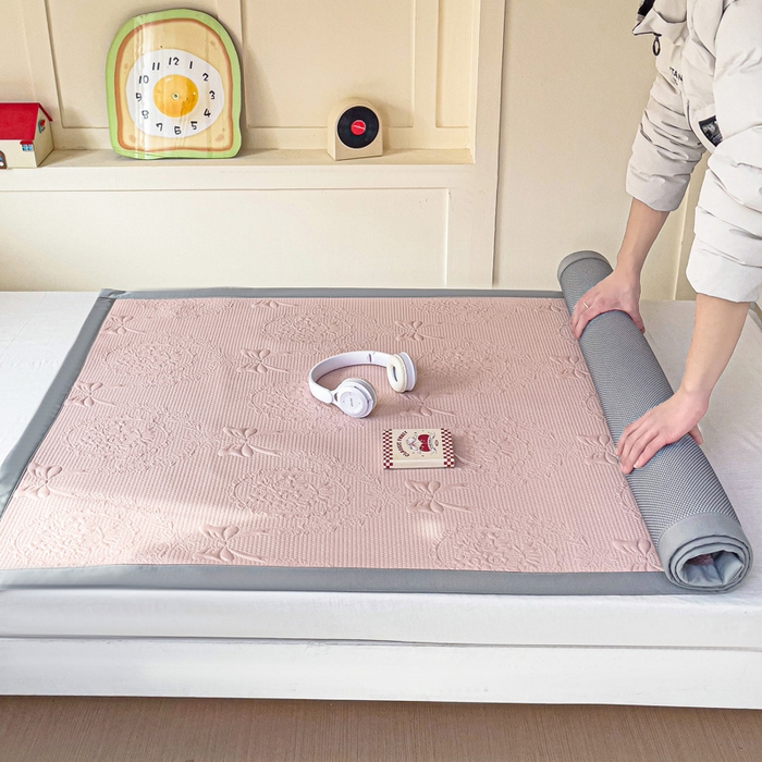 91家纺网 家纺一手货源 找家纺 富馨莱 2025新款A类480克PE凉感凉豆豆凉席三件套和单件学生款 蝴蝶結-奶昔粉