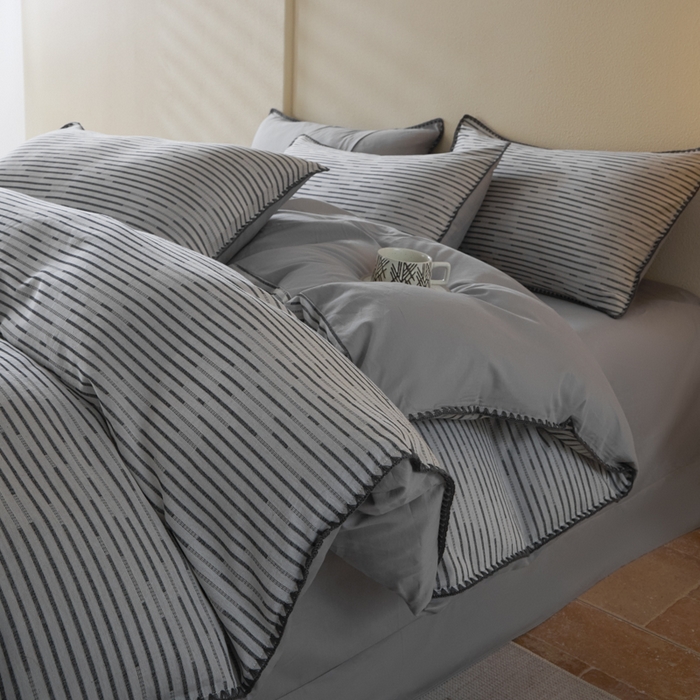 91家纺网 家纺一手货源 找家纺 2025新款亲肤全棉三层纱提花四件套 韵律-星灰