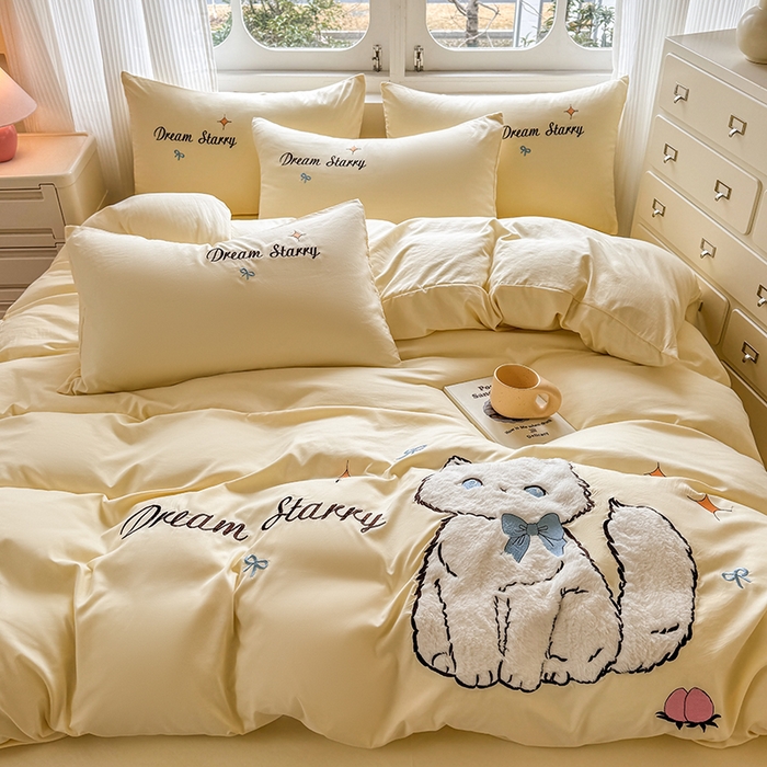 91家纺网 家纺一手货源 找家纺 凯美 2025新款超柔水洗棉卡通贴布绣四件套 幸运小猫-浅黄