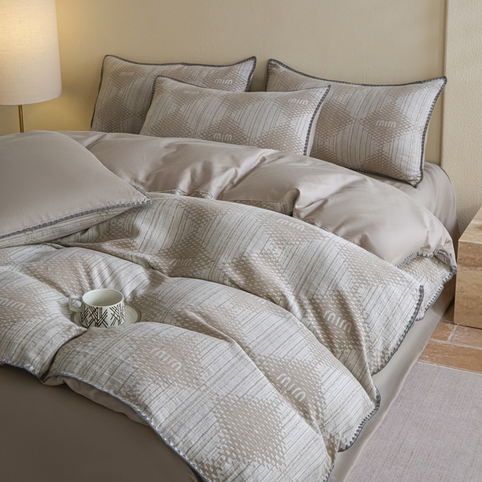 91家纺网 家纺一手货源 找家纺 2025新款亲肤全棉三层纱提花四件套 菱格-露褐