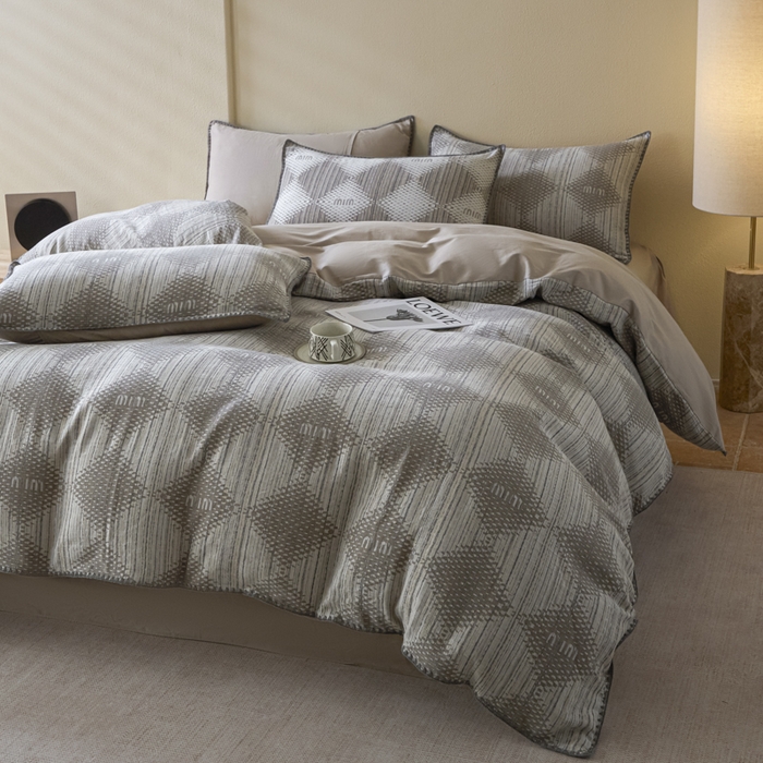 91家纺网 家纺一手货源 找家纺 2025新款亲肤全棉三层纱提花四件套 菱格-月灰