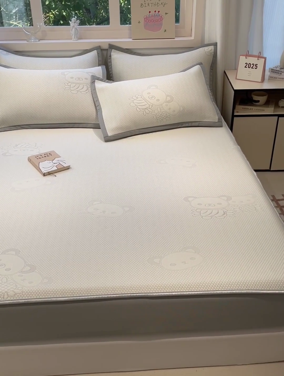 91家纺网 家纺一手货源 找家纺 富馨莱 2025新款A类480克PE凉感凉豆豆凉席三件套和单件床笠款 快乐熊仔