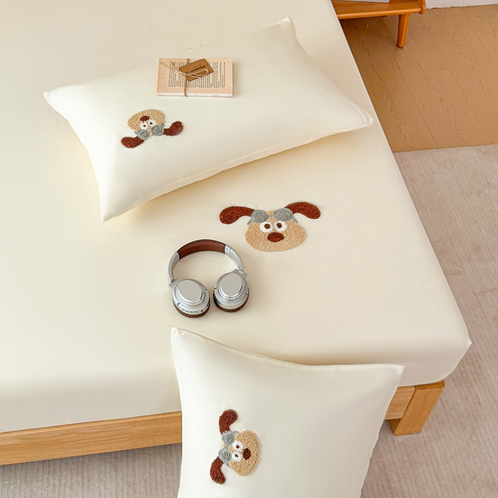 91家纺网 家纺一手货源 找家纺 澳梵家居 2025新款A类全棉毛巾绣床笠 飞天小狗-白