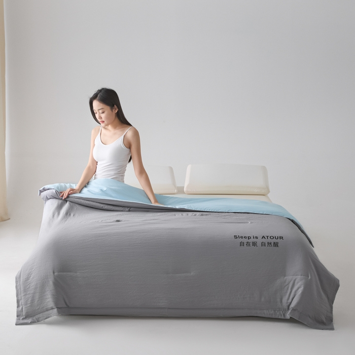 91家纺网 家纺一手货源 找家纺 暖芯家纺 2025新款亚朵同款深睡Pro夏被自在眠自然醒 浅灰+克莱茵蓝