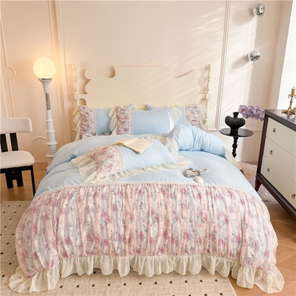 91家纺网 家纺一手货源 找家纺 富盛家纺 2025新款水洗亲肤棉雪纺印绣工艺四件套公主风四件套巴黎春天系列 巴黎春天-蓝