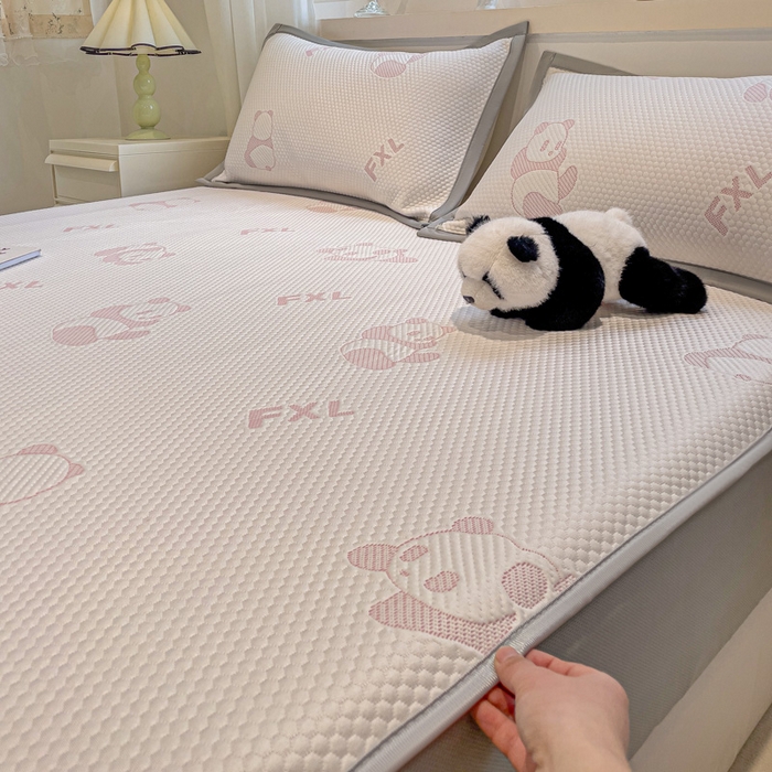 91家纺网 家纺一手货源 找家纺 富馨莱 2025新款A类480克PE凉感凉豆豆凉席三件套和单件床笠款 熊猫嘟嘟-粉