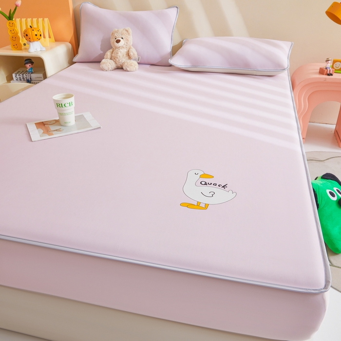 91家纺网 家纺一手货源 找家纺 2025春夏新款独家研发太空层凉感鸭冰丝烫画软凉席床笠款 凉感鸭-樱花粉