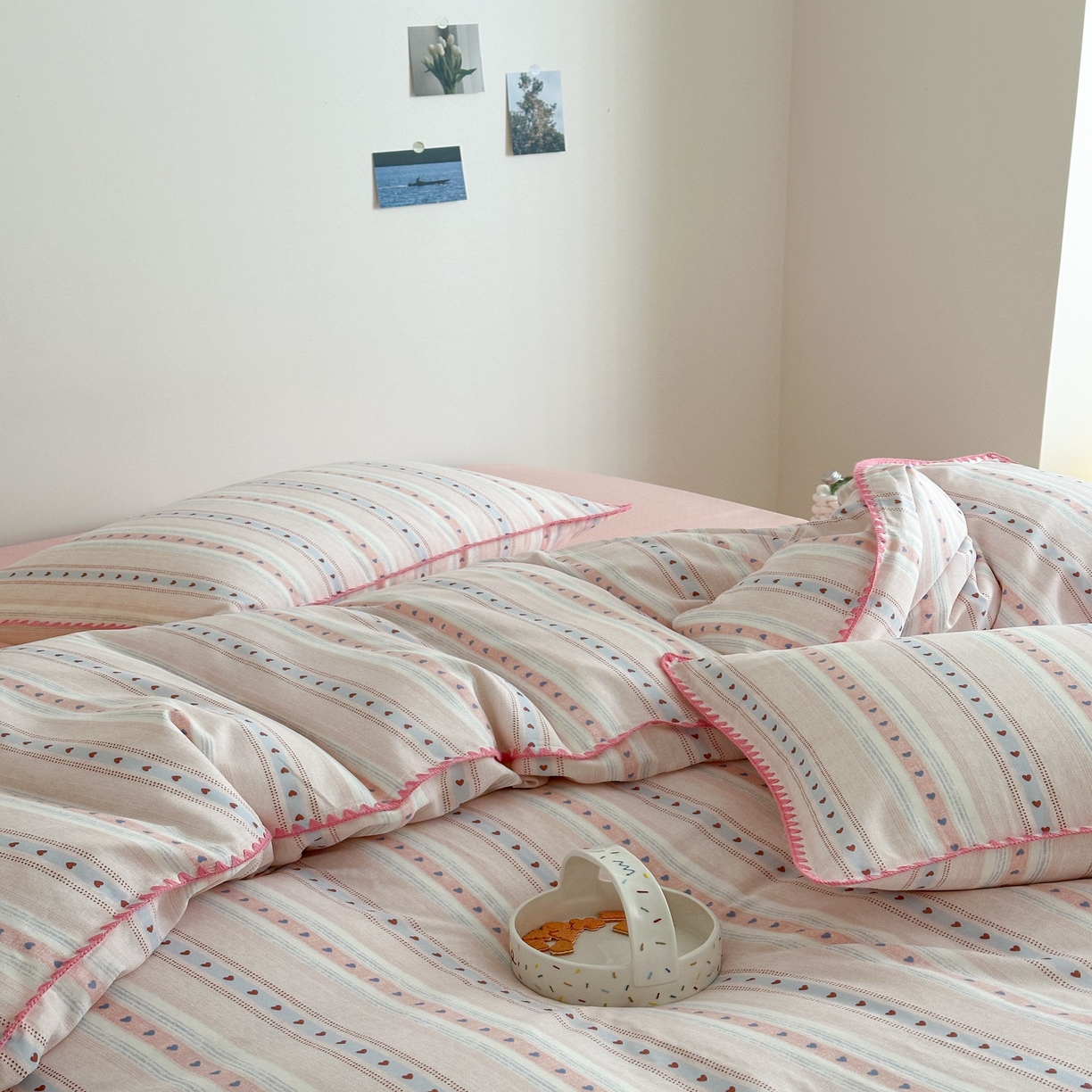 91家纺网 家纺一手货源 找家纺 2025新款春夏新品工艺款全棉双层纱贝壳边四件套 小心动