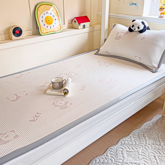 91家纺网 家纺一手货源 找家纺 富馨莱 2025新款A类480克PE凉感凉豆豆凉席三件套和单件学生款 熊猫嘟嘟-粉