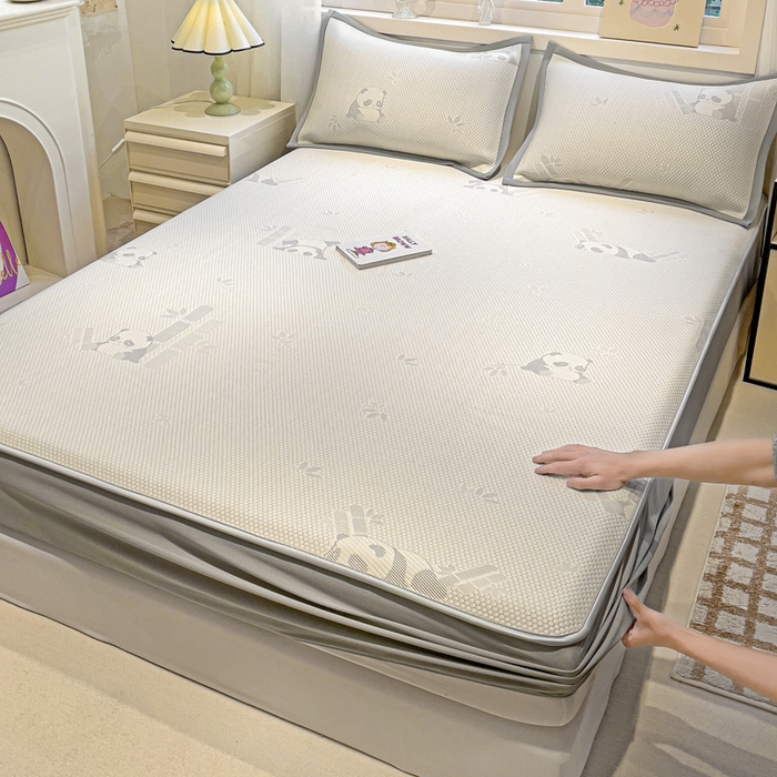 91家纺网 家纺一手货源 找家纺 富馨莱 2025新款A类480克PE凉感凉豆豆凉席三件套和单件床笠款 熊猫嘟嘟-灰