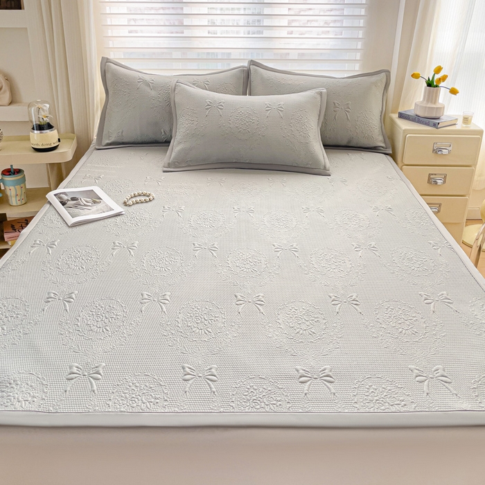 91家纺网 家纺一手货源 找家纺 富馨莱 2025新款A类480克PE凉感凉豆豆凉席三件套和单件平铺款 蝴蝶結-灰