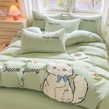 91家纺网 家纺一手货源 找家纺 凯美 2025新款超柔水洗棉卡通贴布绣四件套 幸运小猫-浅绿
