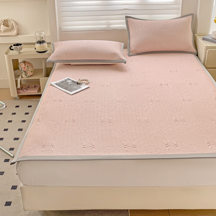 91家纺网 家纺一手货源 找家纺 富馨莱 2025新款A类480克PE凉感凉豆豆凉席三件套和单件平铺款 蝴蝶結-奶昔粉