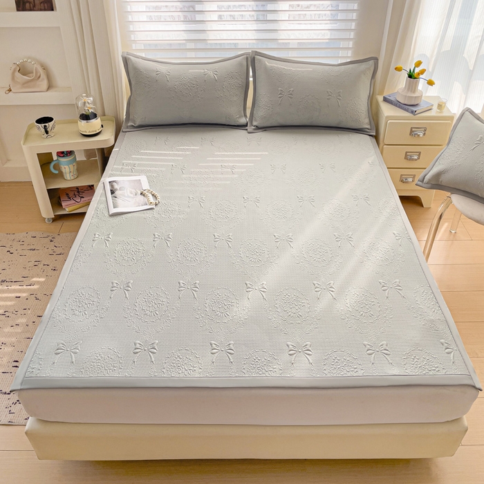 91家纺网 家纺一手货源 找家纺 富馨莱 2025新款A类480克PE凉感凉豆豆凉席三件套和单件平铺款 蝴蝶結-灰