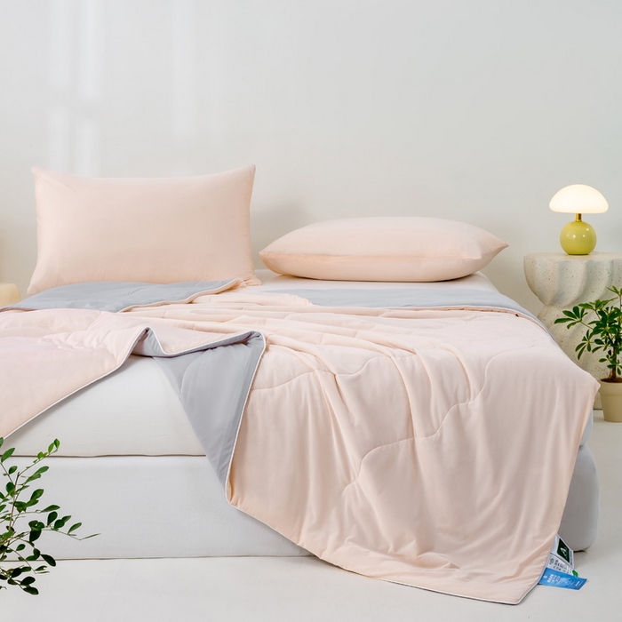 91家纺网 家纺一手货源 找家纺 好梦来家纺（原锦茂家纺） 2026新款印花凉感丝抗菌夏被 粉拼灰