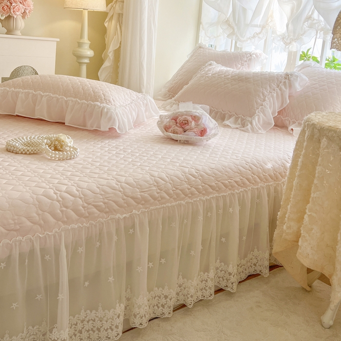 91家纺网 家纺一手货源 找家纺 （总）亲亲公主家纺2025新款100支长绒棉全棉蕾丝夹棉床盖四件套-巴黎春天