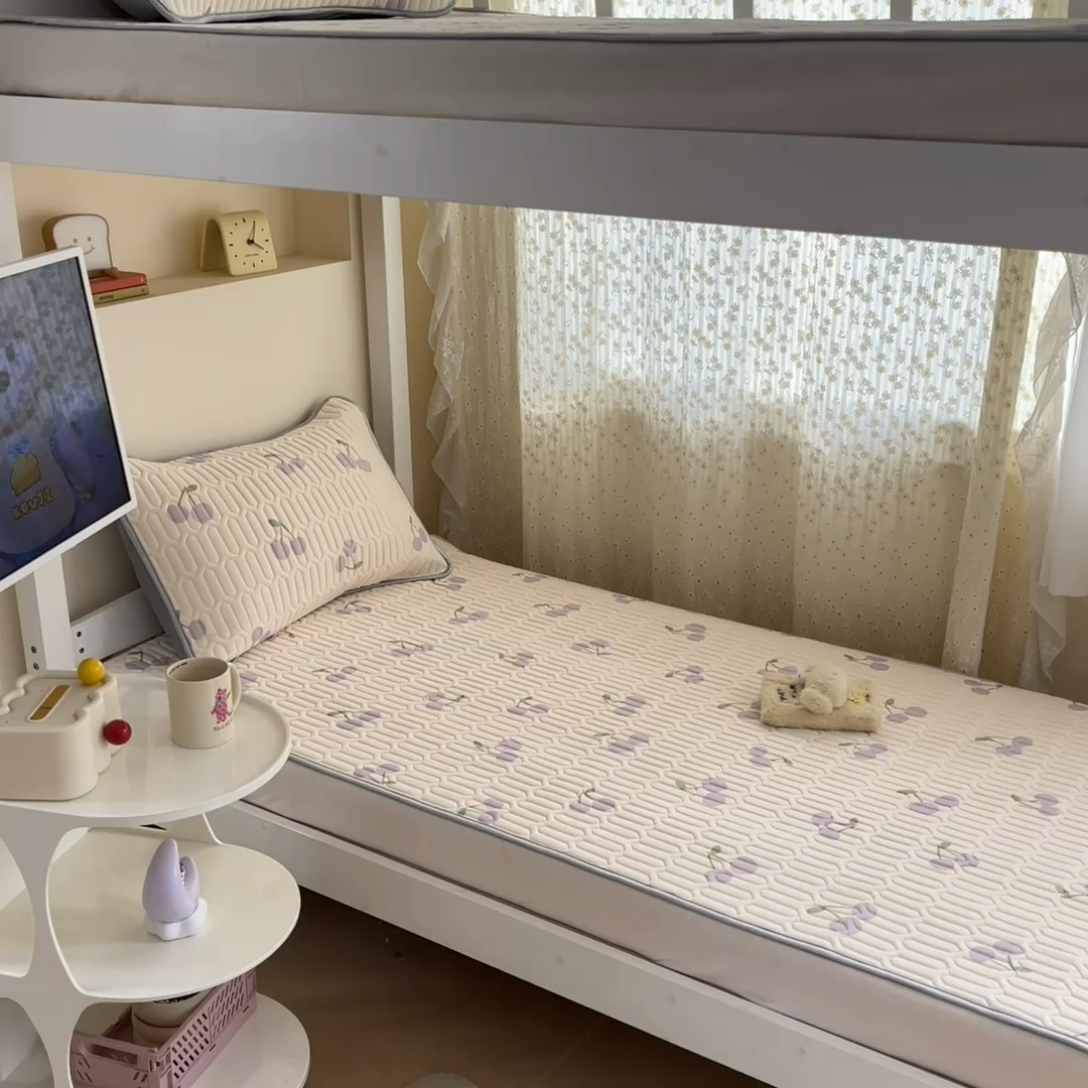 91家纺网 家纺一手货源 找家纺 川悦生活 2025新款小阪凉感丝印花凉席-学生床 奶噗樱桃