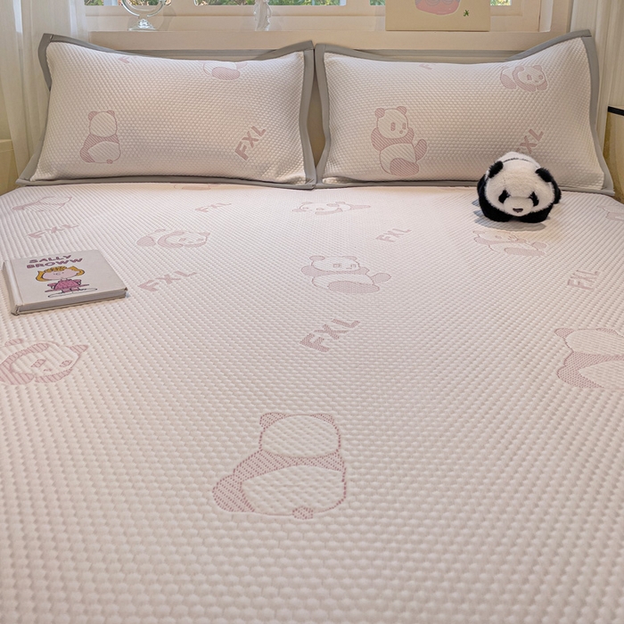 91家纺网 家纺一手货源 找家纺 富馨莱 2025新款A类480克PE凉感凉豆豆凉席三件套和单件床笠款 熊猫嘟嘟-粉