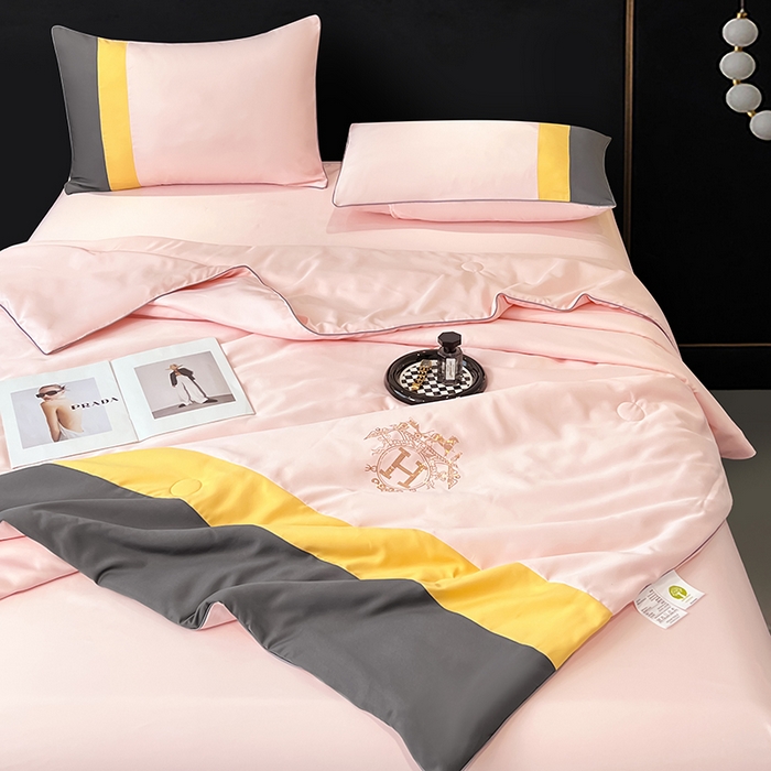 91家纺网 家纺一手货源 找家纺 梦舒羽 2025新款清凉舒适水洗冰丝双拼亮钻夏被 双拼亮钻优雅粉