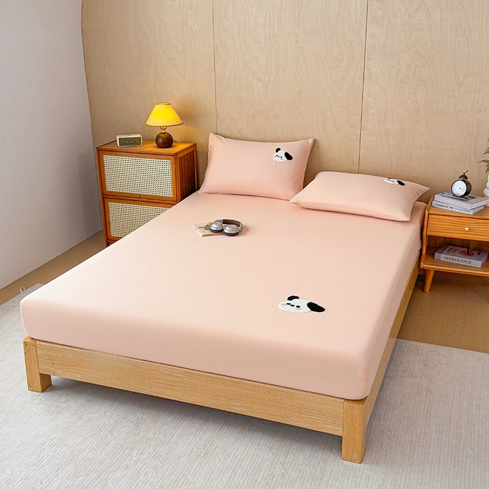 91家纺网 家纺一手货源 找家纺 澳梵家居 2025新款A类全棉毛巾绣床笠 大耳朵狗-粉玉