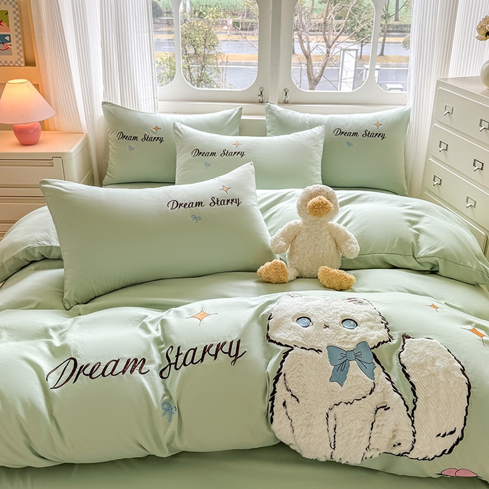 91家纺网 家纺一手货源 找家纺 凯美 2025新款超柔水洗棉卡通贴布绣四件套 幸运小猫-浅绿