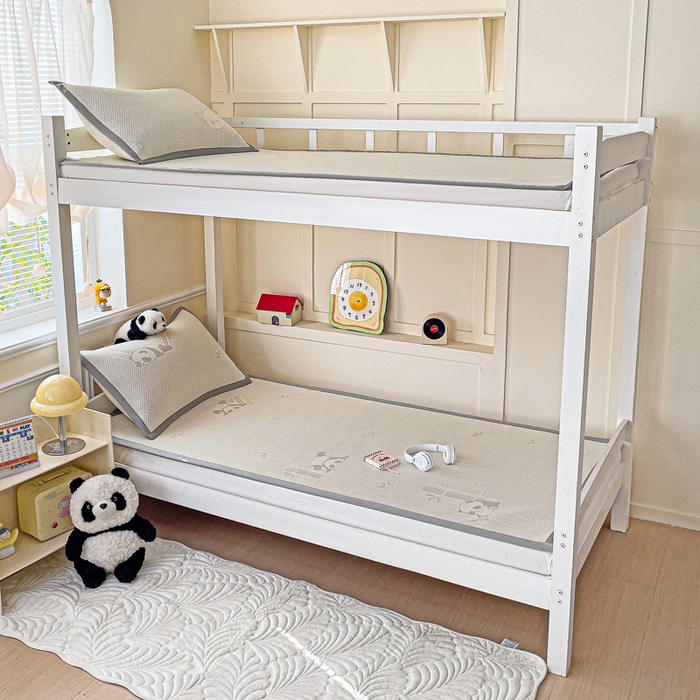 91家纺网 家纺一手货源 找家纺 富馨莱 2025新款A类480克PE凉感凉豆豆凉席三件套和单件学生款 熊猫嘟嘟-灰