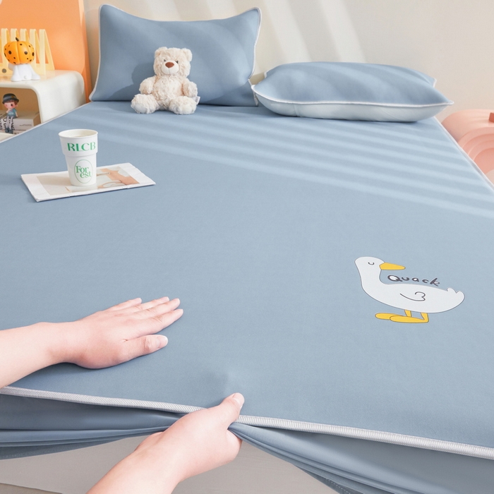 91家纺网 家纺一手货源 找家纺 2025春夏新款独家研发太空层凉感鸭冰丝烫画软凉席床笠款 凉感鸭-宾利蓝