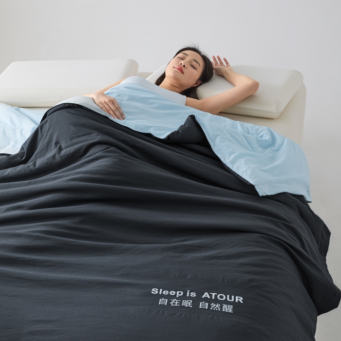 91家纺网 家纺一手货源 找家纺 暖芯家纺 2025新款亚朵同款深睡Pro夏被自在眠自然醒 深灰+克莱茵蓝