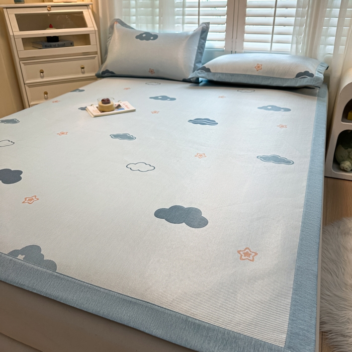 91家纺网 家纺一手货源 找家纺 席佬大 2025新款高克重卡通数码印花冰藤席床席床笠款 蓝天白云-平铺款-平铺款