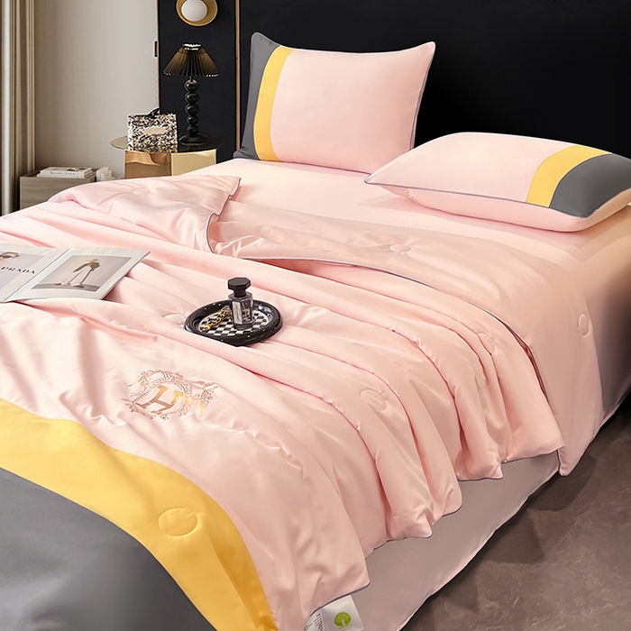 91家纺网 家纺一手货源 找家纺 梦舒羽 2025新款清凉舒适水洗冰丝双拼亮钻夏被四件套 双拼亮钻优雅粉