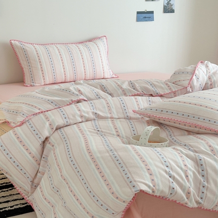 91家纺网 家纺一手货源 找家纺 2025新款春夏新品工艺款全棉双层纱贝壳边四件套 小心动