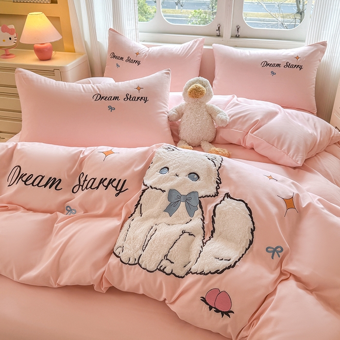 91家纺网 家纺一手货源 找家纺 凯美 2025新款超柔水洗棉卡通贴布绣四件套 幸运小猫-粉玉