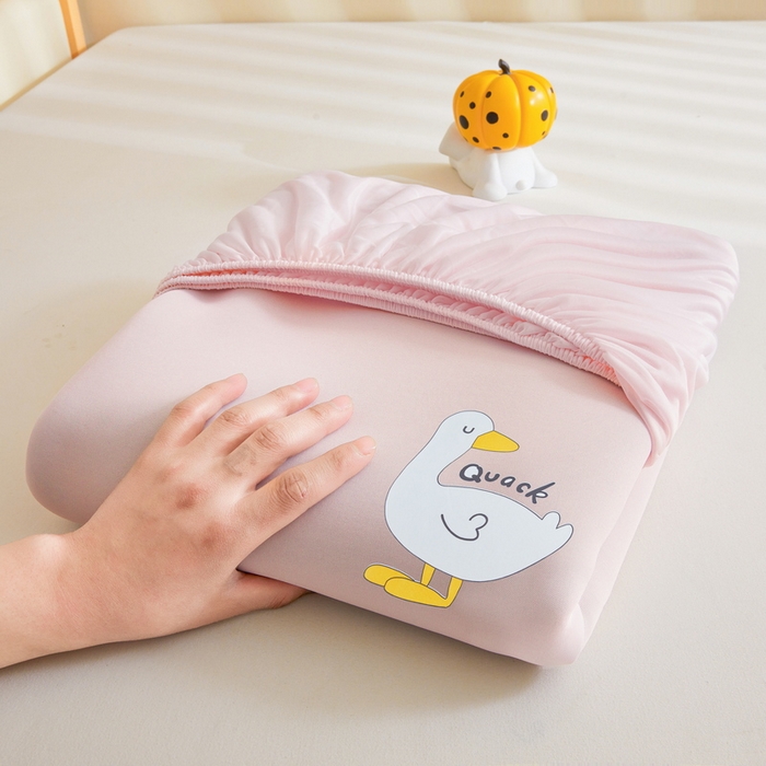 91家纺网 家纺一手货源 找家纺 2025春夏新款独家研发太空层凉感鸭冰丝烫画软凉席床笠款 凉感鸭-樱花粉