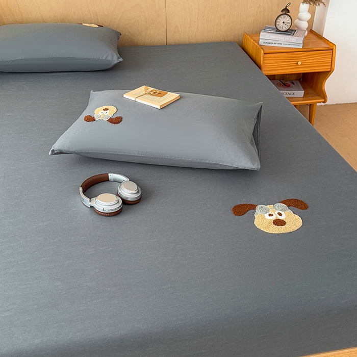 91家纺网 家纺一手货源 找家纺 澳梵家居 2025新款A类全棉毛巾绣床笠 飞天小狗-灰色