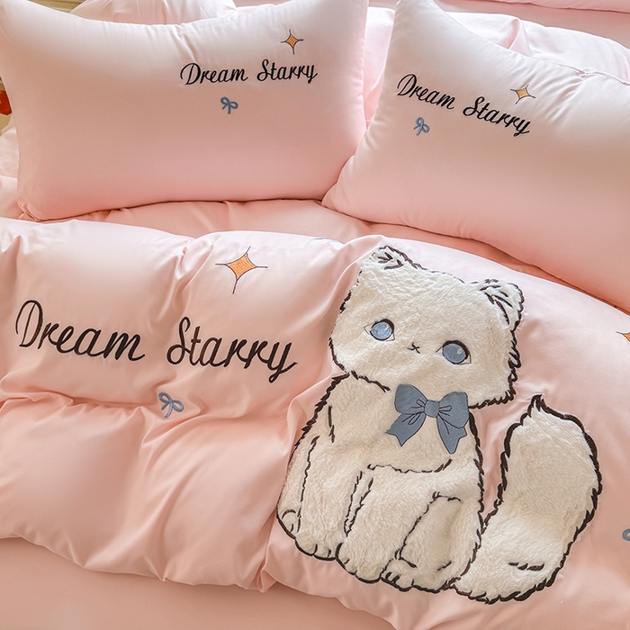 91家纺网 家纺一手货源 找家纺 凯美 2025新款超柔水洗棉卡通贴布绣四件套 幸运小猫-粉玉