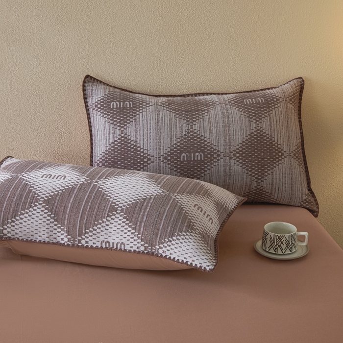 91家纺网 家纺一手货源 找家纺 2025新款亲肤全棉三层纱提花四件套 菱格-赤缇