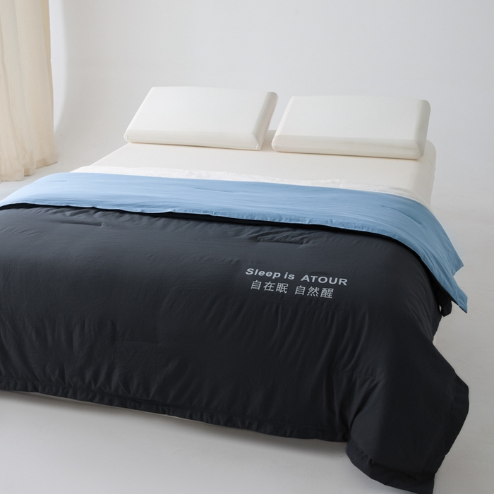 91家纺网 家纺一手货源 找家纺 暖芯家纺 2025新款亚朵同款深睡Pro夏被自在眠自然醒 深灰+普鲁士蓝