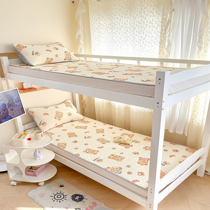 91家纺网 家纺一手货源 找家纺 川悦生活 2025新款小阪凉感丝印花凉席-学生床 奶芙熊