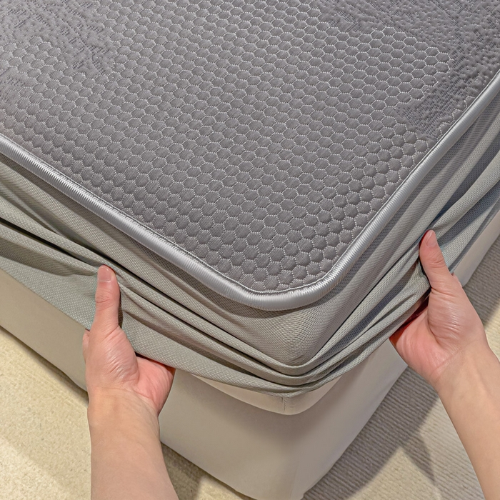 91家纺网 家纺一手货源 找家纺 富馨莱 2025新款A类480克PE凉感凉豆豆凉席三件套和单件床笠款 发财树-灰