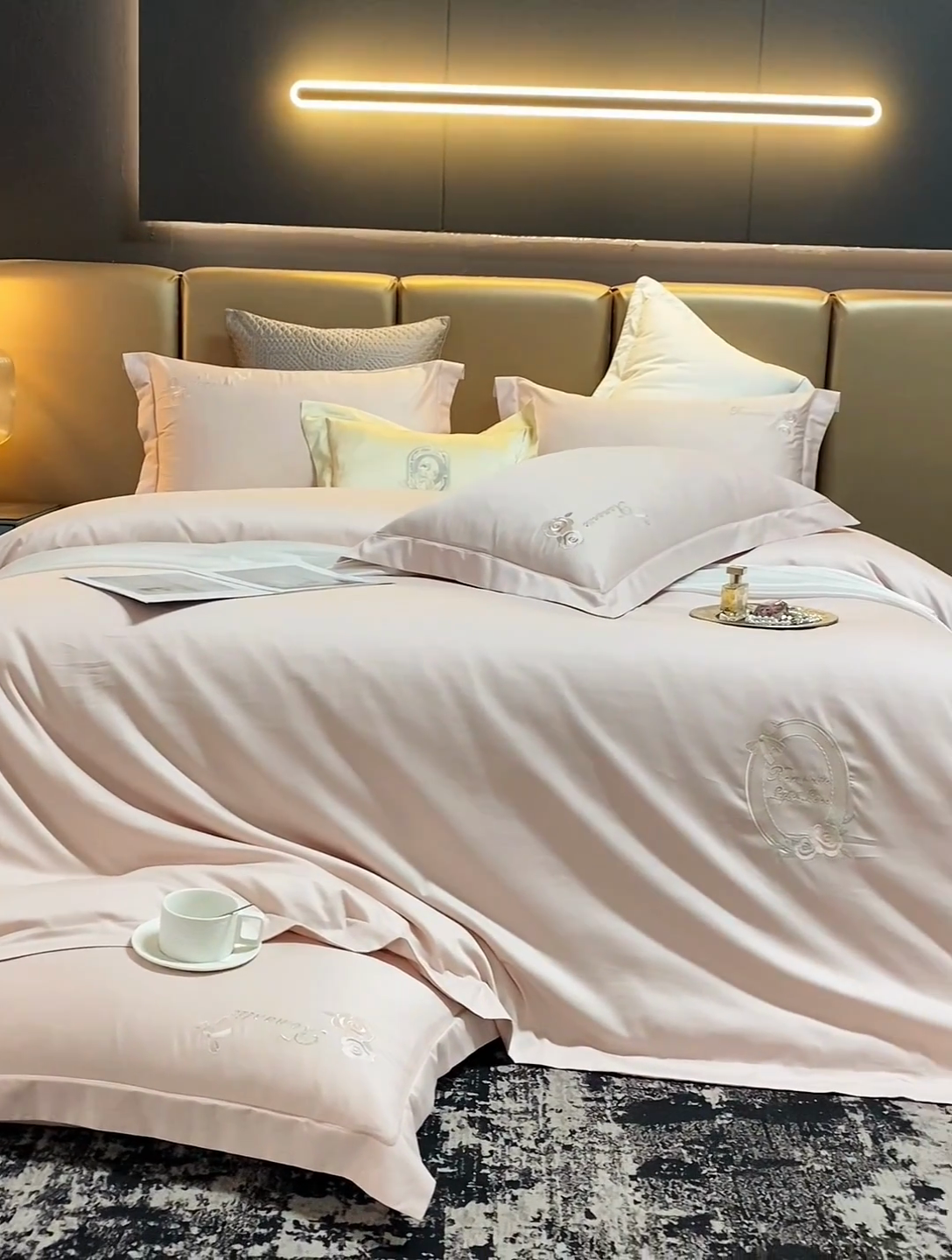 91家纺网 家纺一手货源 找家纺 U品汇 2025新款60s支贡缎长绒棉刺绣花四件套纯棉全棉100%棉礼盒包装 安妮贝尔-豆沙