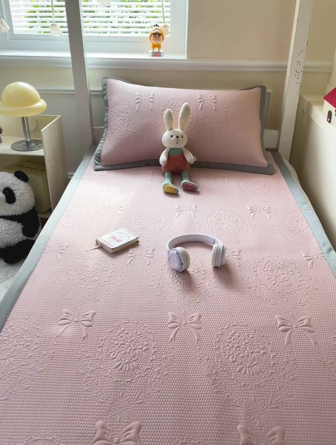 91家纺网 家纺一手货源 找家纺 富馨莱 2025新款A类480克PE凉感凉豆豆凉席三件套和单件学生款 蝴蝶結-奶昔粉