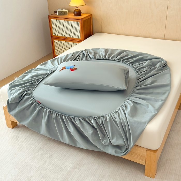 91家纺网 家纺一手货源 找家纺 澳梵家居 2025新款A类全棉毛巾绣床笠 腊肠小狗-灰