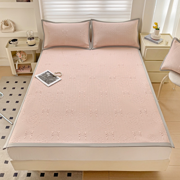 91家纺网 家纺一手货源 找家纺 富馨莱 2025新款A类480克PE凉感凉豆豆凉席三件套和单件平铺款 蝴蝶結-奶昔粉